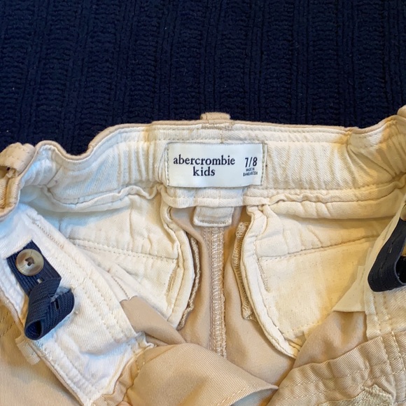 LEAVING CLOSET! 
Abercrombie Kids-CARGO SHORTS. Youth SIZE 7/8.  Tan. - Picture 2 of 7